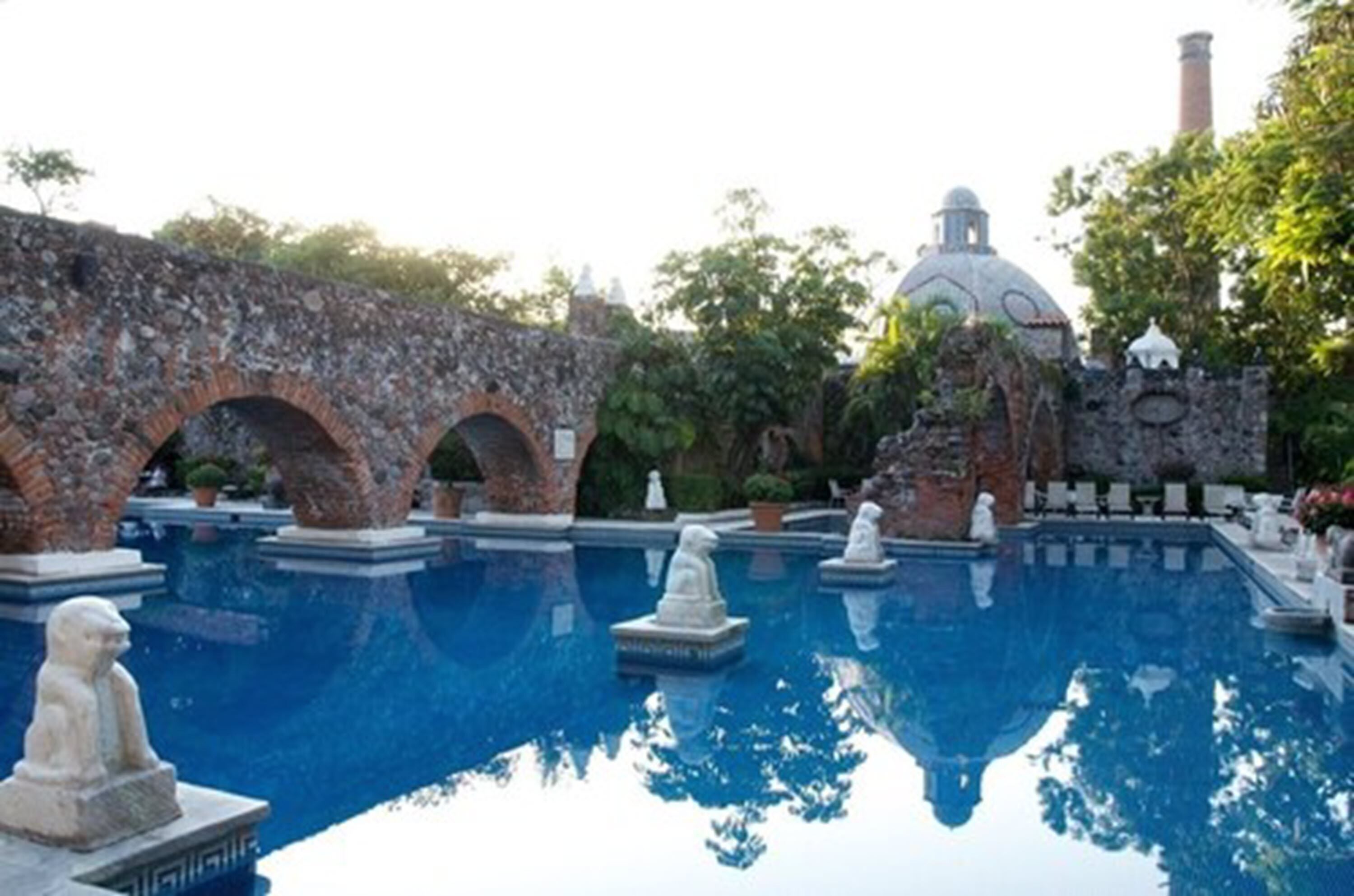 2 outdoor pools, pool loungers