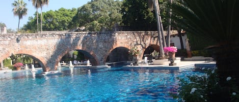 2 piscinas externas, espreguiçadeiras
