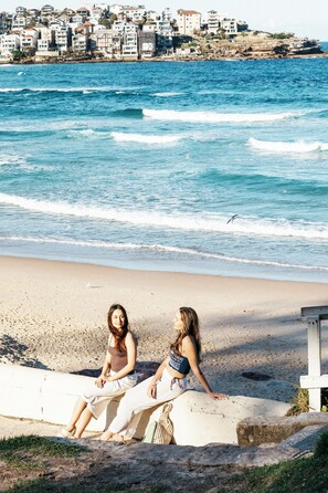 Una playa cerca, arena blanca