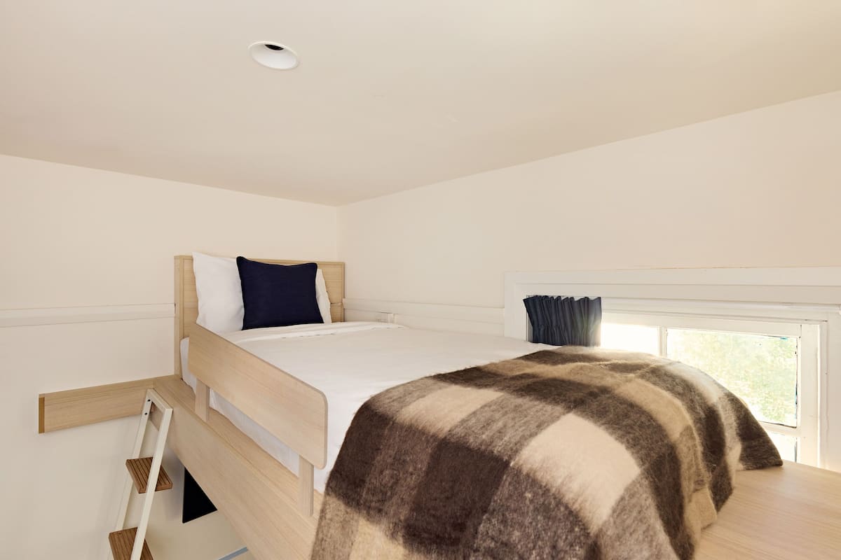 Private Single Ensuite Loft | Free WiFi, bed sheets