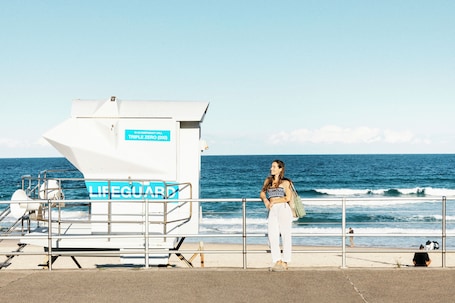 Una playa cerca, arena blanca