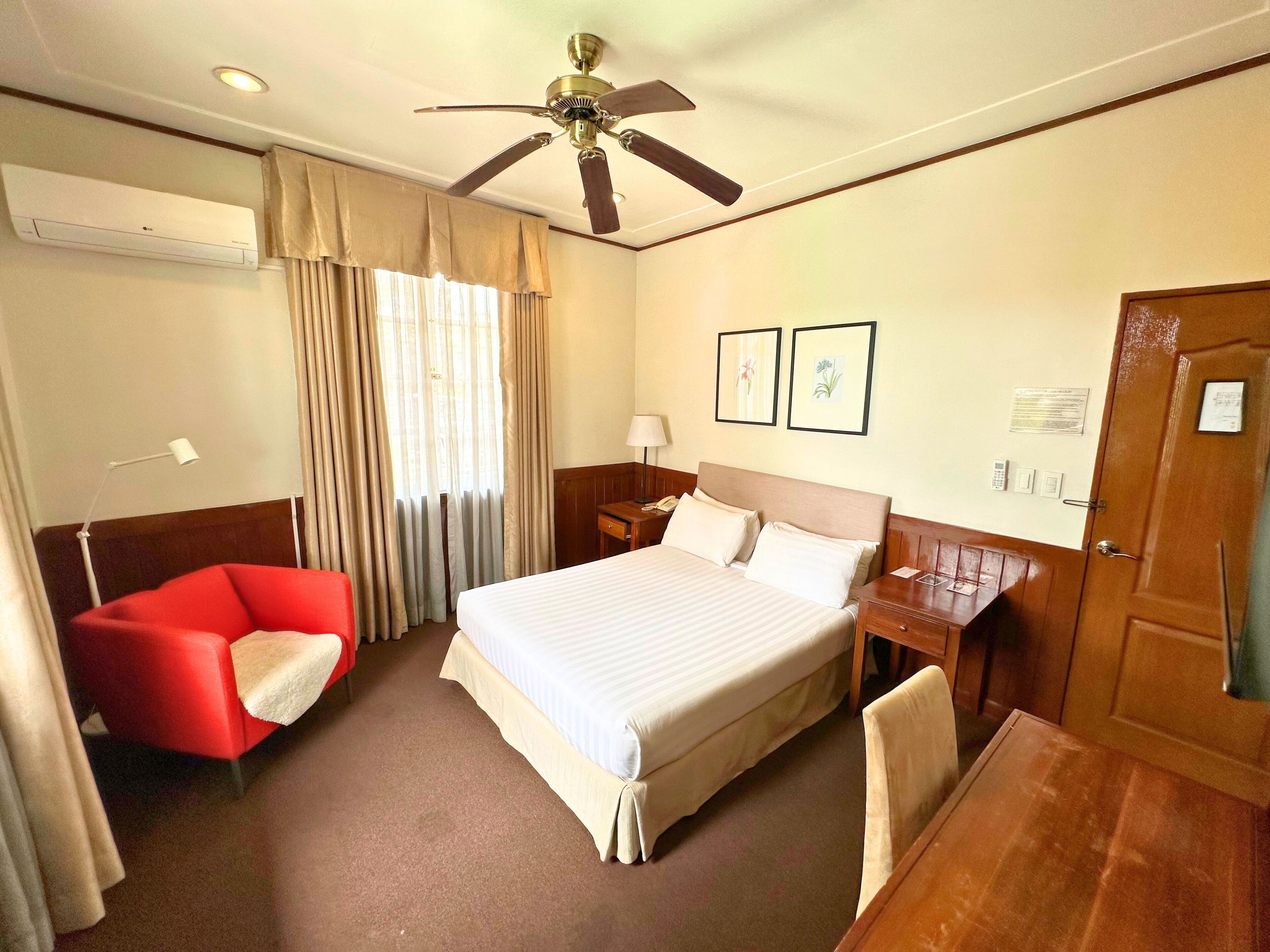Honeymoon Air Conditioned Room  | セーフティボックス (室内)、デスク、WiFi (無料)、ベッドシーツ