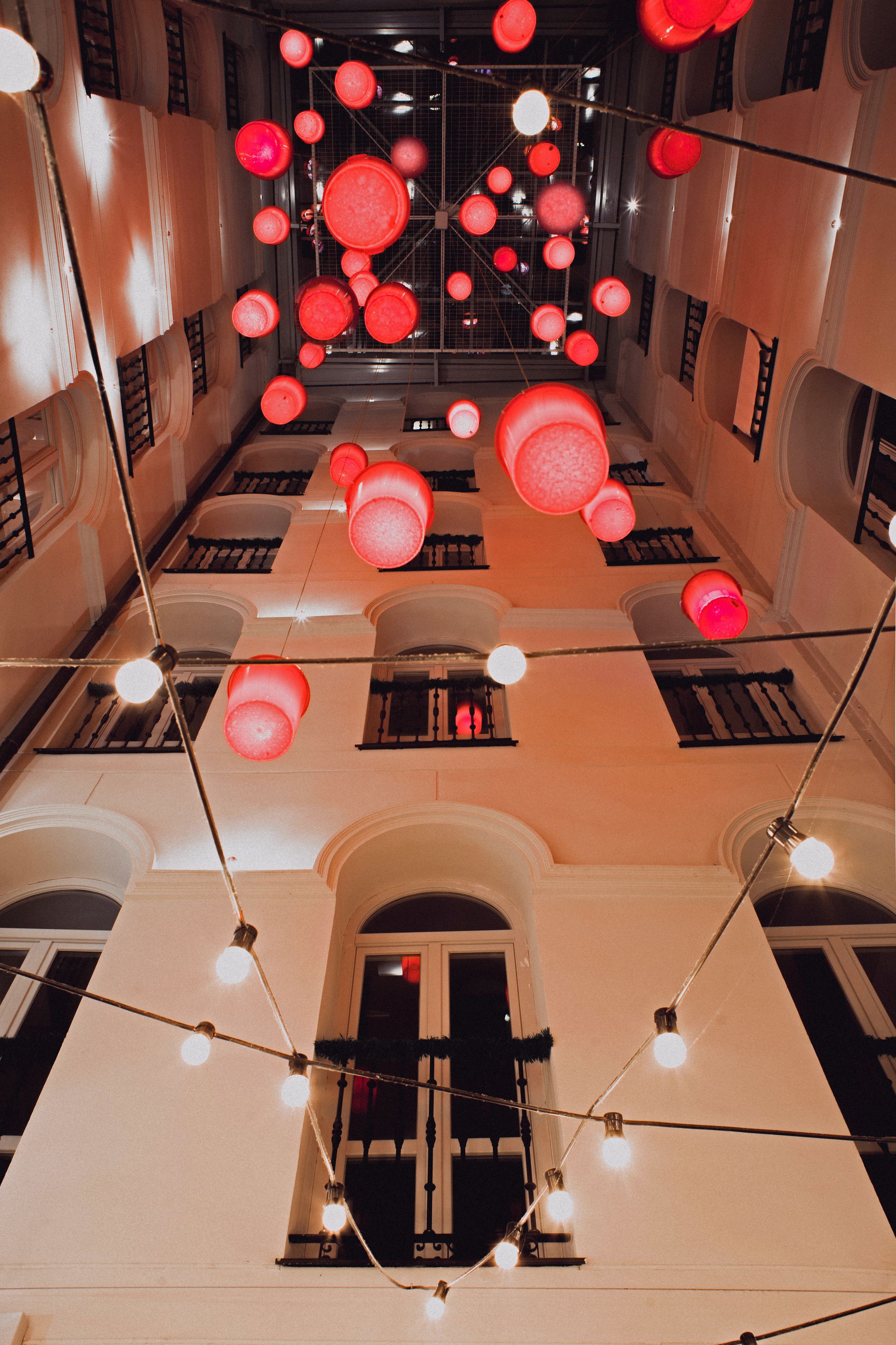 供应早餐、午餐和晚餐，地中海菜