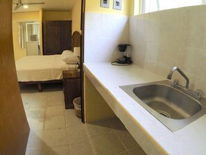 Dreibettzimmer | Badezimmer | Dusche, kostenlose Toilettenartikel