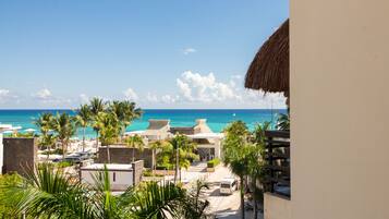 Edredón, minibar y caja de seguridad en la habitación