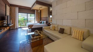 Edredones de plumas, minibar, caja fuerte y cortinas opacas