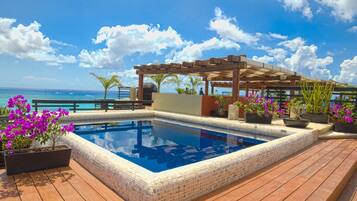 Edredón, minibar y caja de seguridad en la habitación