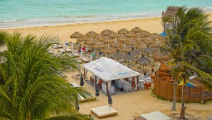 Arena blanca, sombrillas y toallas de playa
