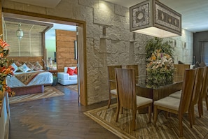La Divina Three Bedroom Penthouse with Rooftop and Private Pool  | Repas dans la chambre