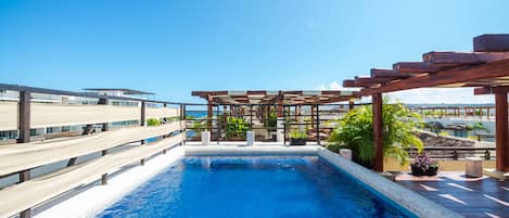 Cubrecamas, minibar y caja de seguridad en la habitación