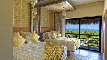 Edredón, minibar y caja de seguridad en la habitación