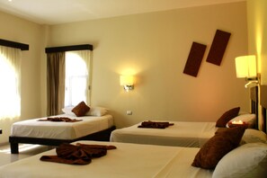 Habitación triple | Caja fuerte, escritorio, wifi gratis y ropa de cama