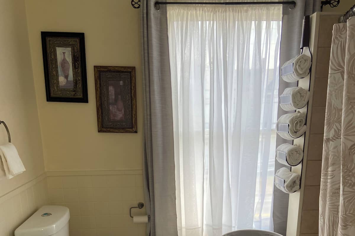 Unit 9 (Shared bath, Second floor) | 1 Schlafzimmer, individuell eingerichtet, Bügeleisen/Bügelbrett