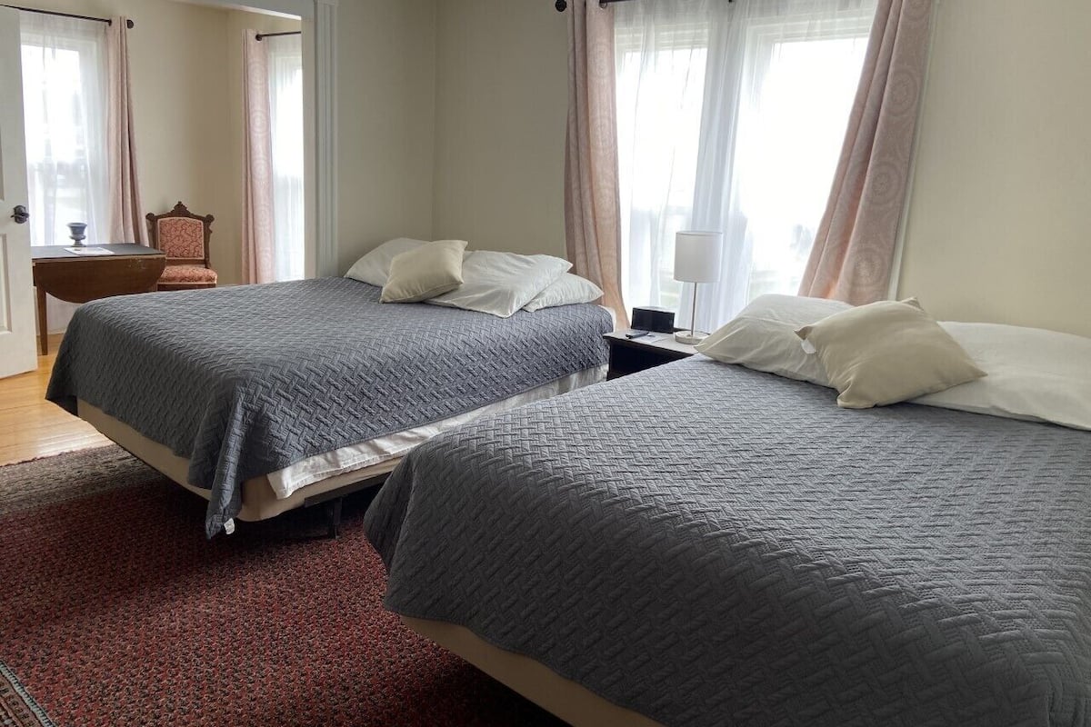 Unit 20 (Second Floor) | 1 chambre, ameublement personnalisé, fer et planche à repasser