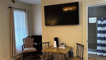 Unit 17 | Mobiliario individual, tabla de planchar con plancha, wifi gratis