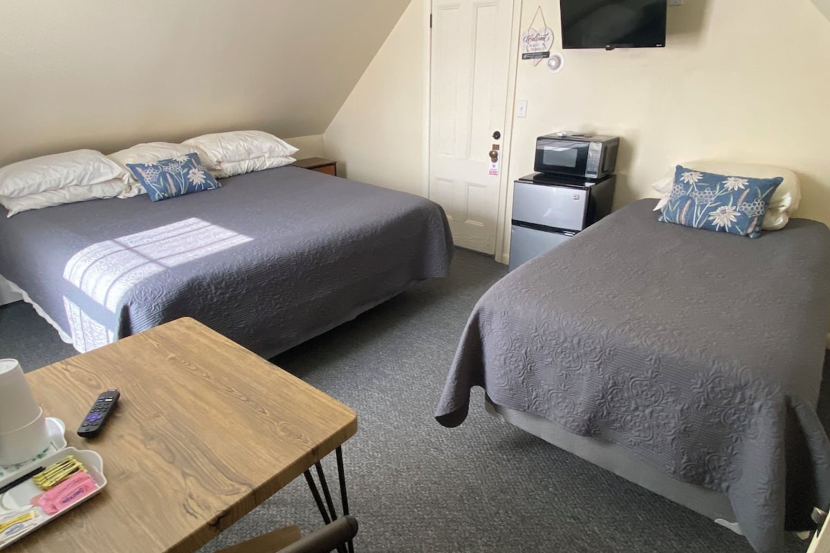 Unit 11 (Second Floor) | 1 Schlafzimmer, individuell eingerichtet, Bügeleisen/Bügelbrett