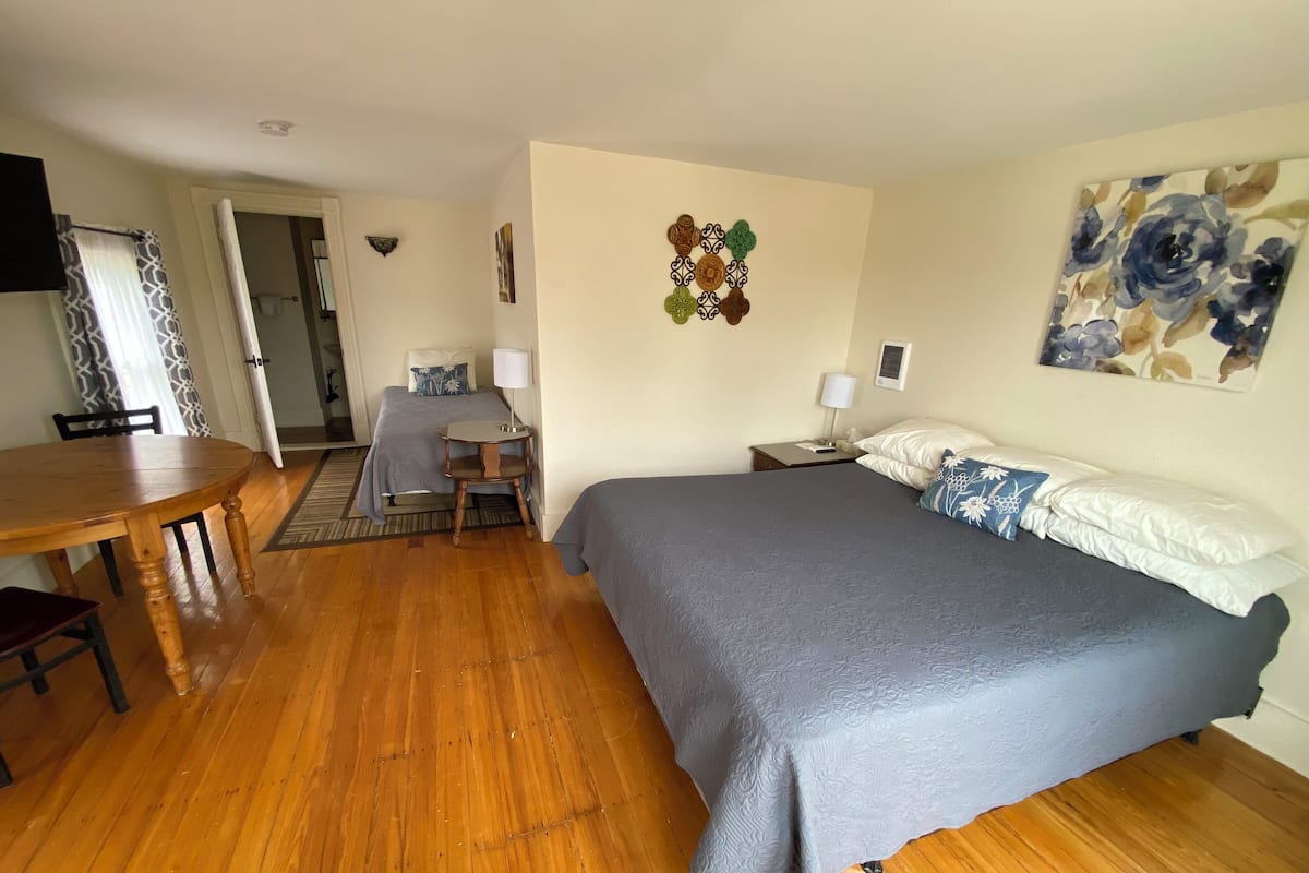 Unit 21 (Second Floor) | 1 Schlafzimmer, individuell eingerichtet, Bügeleisen/Bügelbrett
