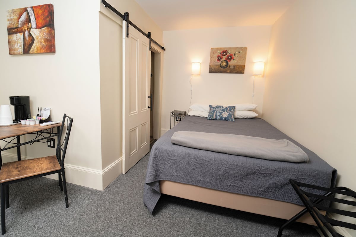 Unit 26 | Individually furnished, iron/ironing board, free WiFi, bed sheets