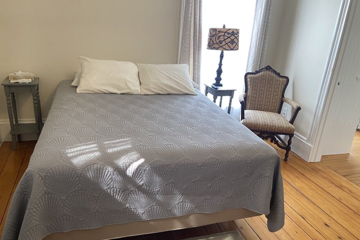 1 chambre, ameublement personnalisé, fer et planche à repasser