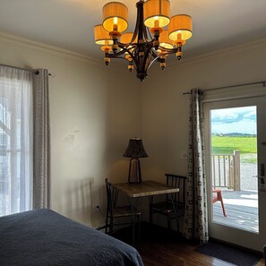 Unit 18 | Individually furnished, iron/ironing board, free WiFi, bed sheets - The Whitetail and Suites (Lincoln)