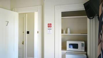 Unit 7 (Shared bath, Second floor) | Room amenity