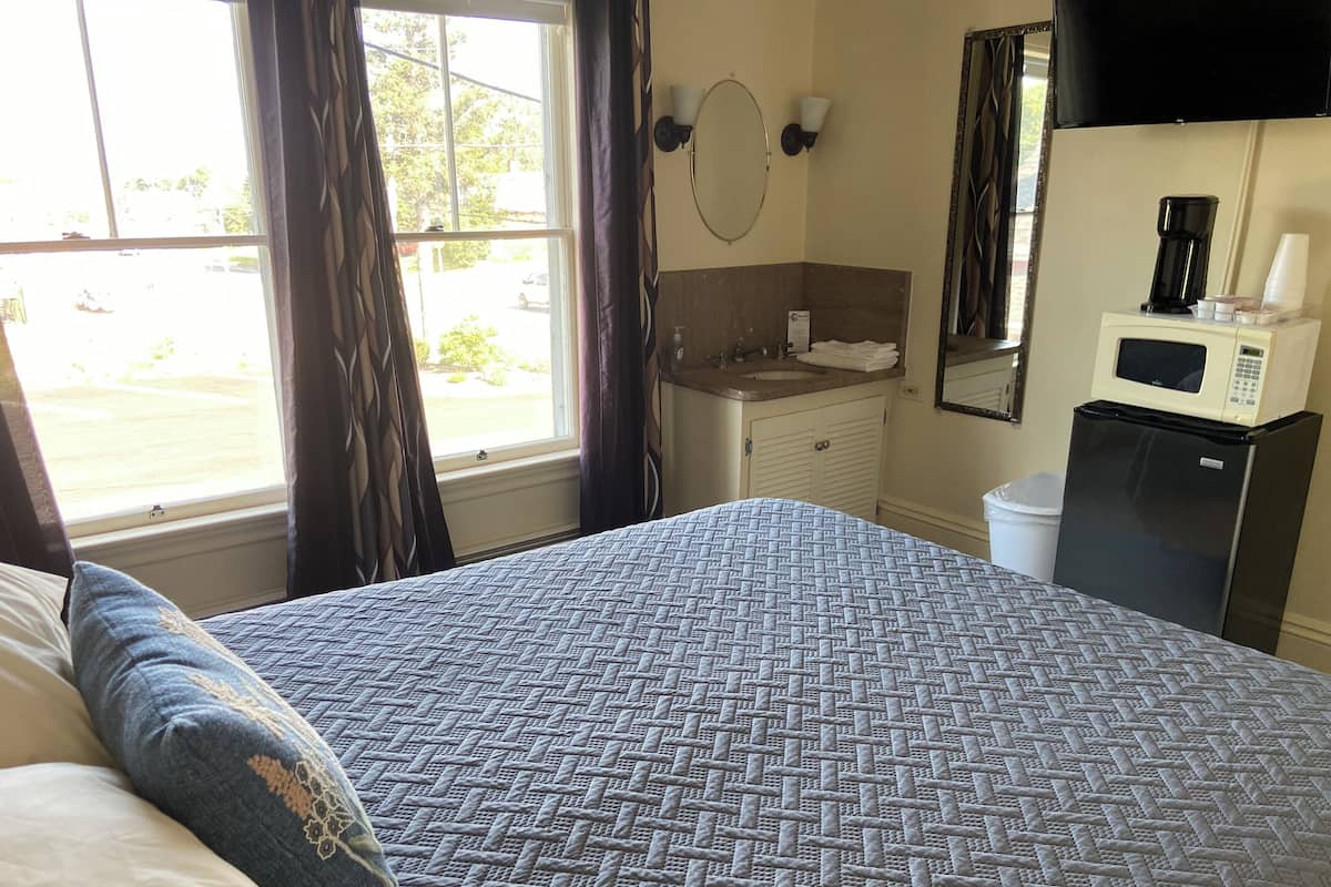 Unit 9 (Shared bath, Second floor) | 1 Schlafzimmer, individuell eingerichtet, Bügeleisen/Bügelbrett
