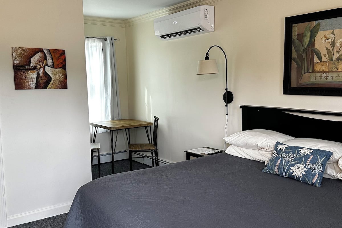 Unit 4 | 1 chambre, ameublement personnalisé, fer et planche à repasser
