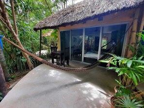 Chambre Standard, 1 très grand lit (with AC) | Minibar, coffres-forts dans les chambres, bureau, rideaux occultants