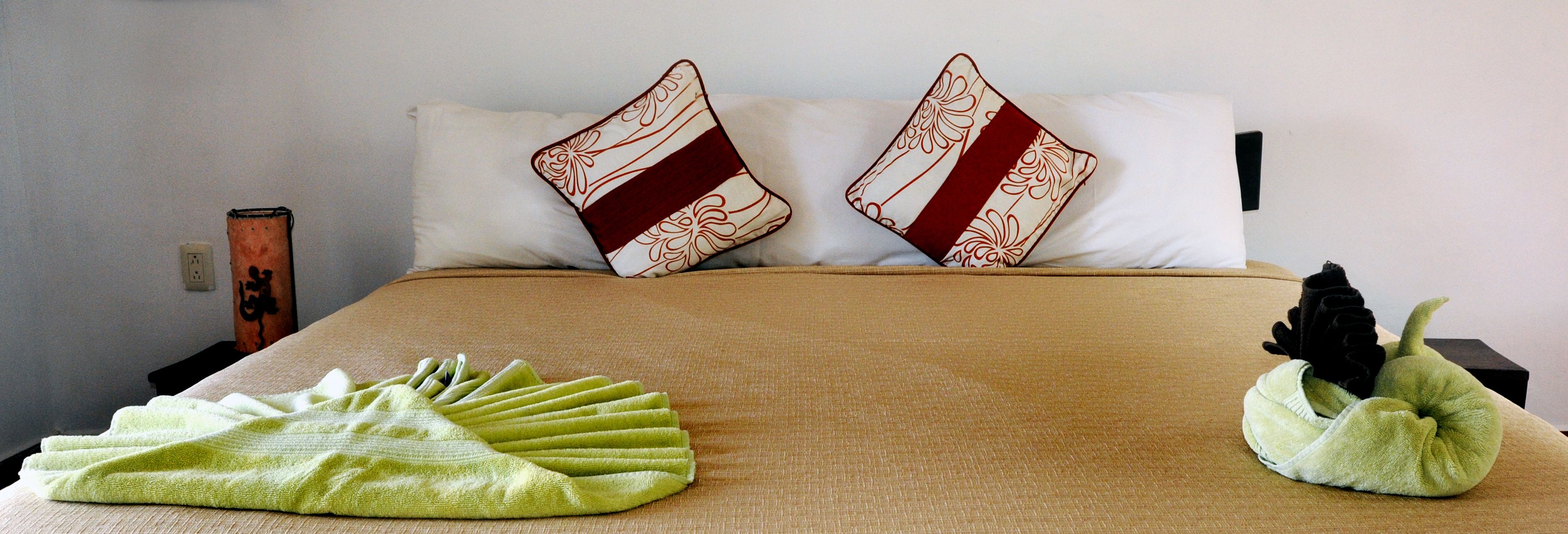 standard room, 1 king bed (with ac) | 1 bedroom, minibar, in-room safe, desk