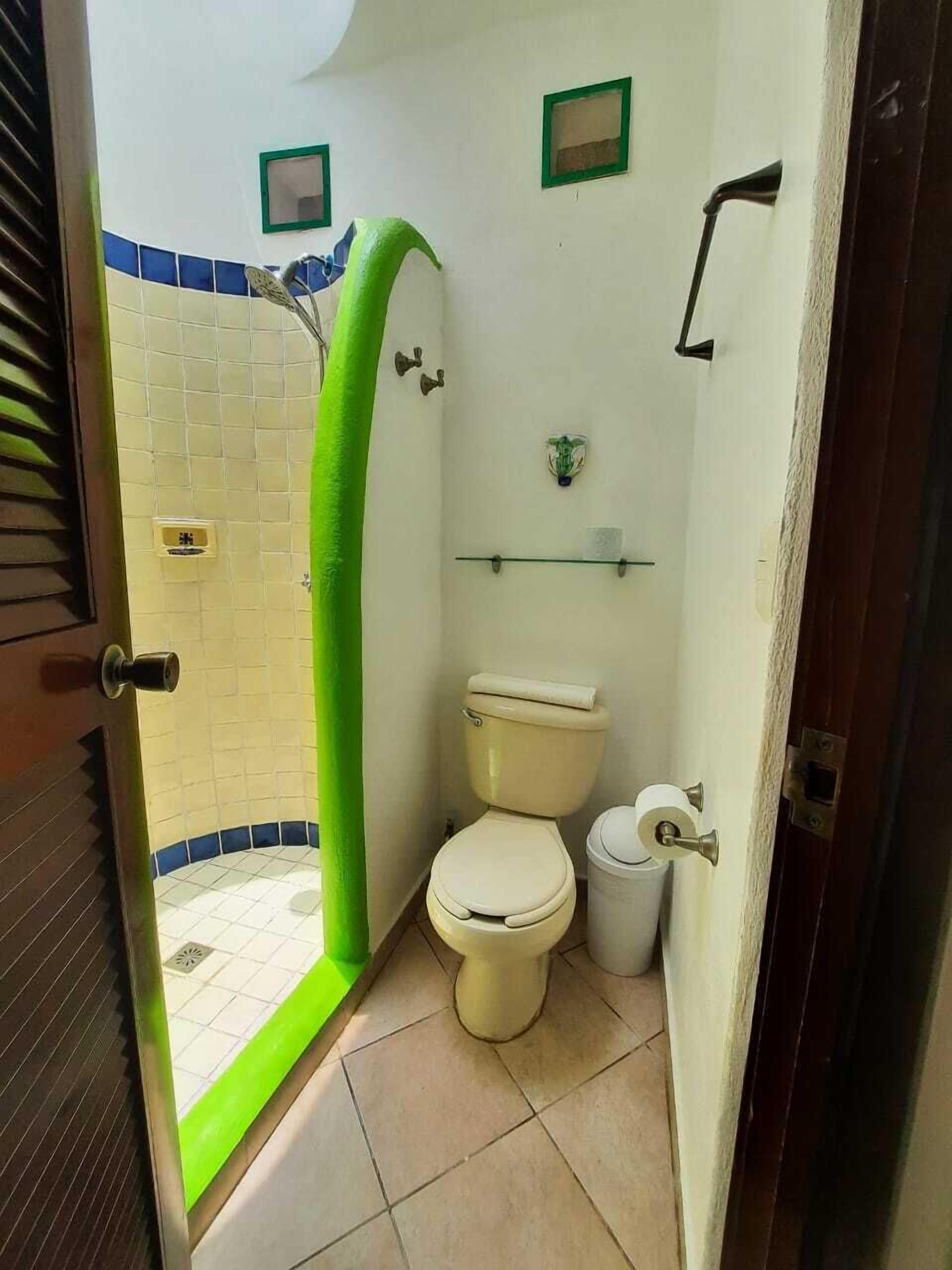 standard room, 1 king bed (with ac) | 1 bedroom, minibar, in-room safe, desk