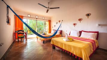 Familierom, 2 queensize-senger (with AC) | Minibar, safe på rommet, skrivebord og blendingsgardiner