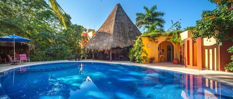 Hồ bơi ngoài trời, ghế dài tắm nắng