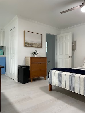 Individually decorated, individually furnished, desk, laptop workspace - Daytona Shores Inn and Suites (Daytona Beach Shores)
