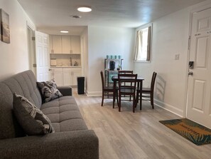 Family Room, Multiple Beds, Kitchenette, Garden View | Individually decorated, individually furnished, desk, laptop workspace - Daytona Shores Inn and Suites (Daytona Beach Shores)