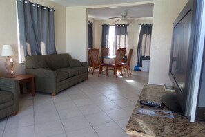 Suite familiar, 2 habitaciones, cocina básica, en la zona del jardín (2 Kings and 2 Sleeper Sofas) | Zona de estar | Televisión de 55 pulgadas con canales por cable