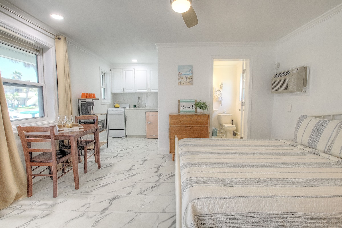 Klassieke studio, 1 kingsize bed, gedeeltelijk uitzicht op oceaan | Een bureau, een laptopwerkplek, verduisterende gordijnen