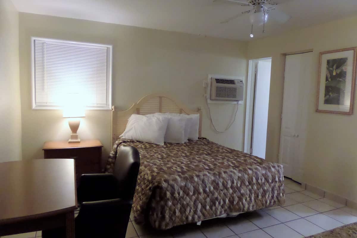 Klassieke studio, 1 queensize bed, kitchenette, aan het strand | Een bureau, een laptopwerkplek, verduisterende gordijnen