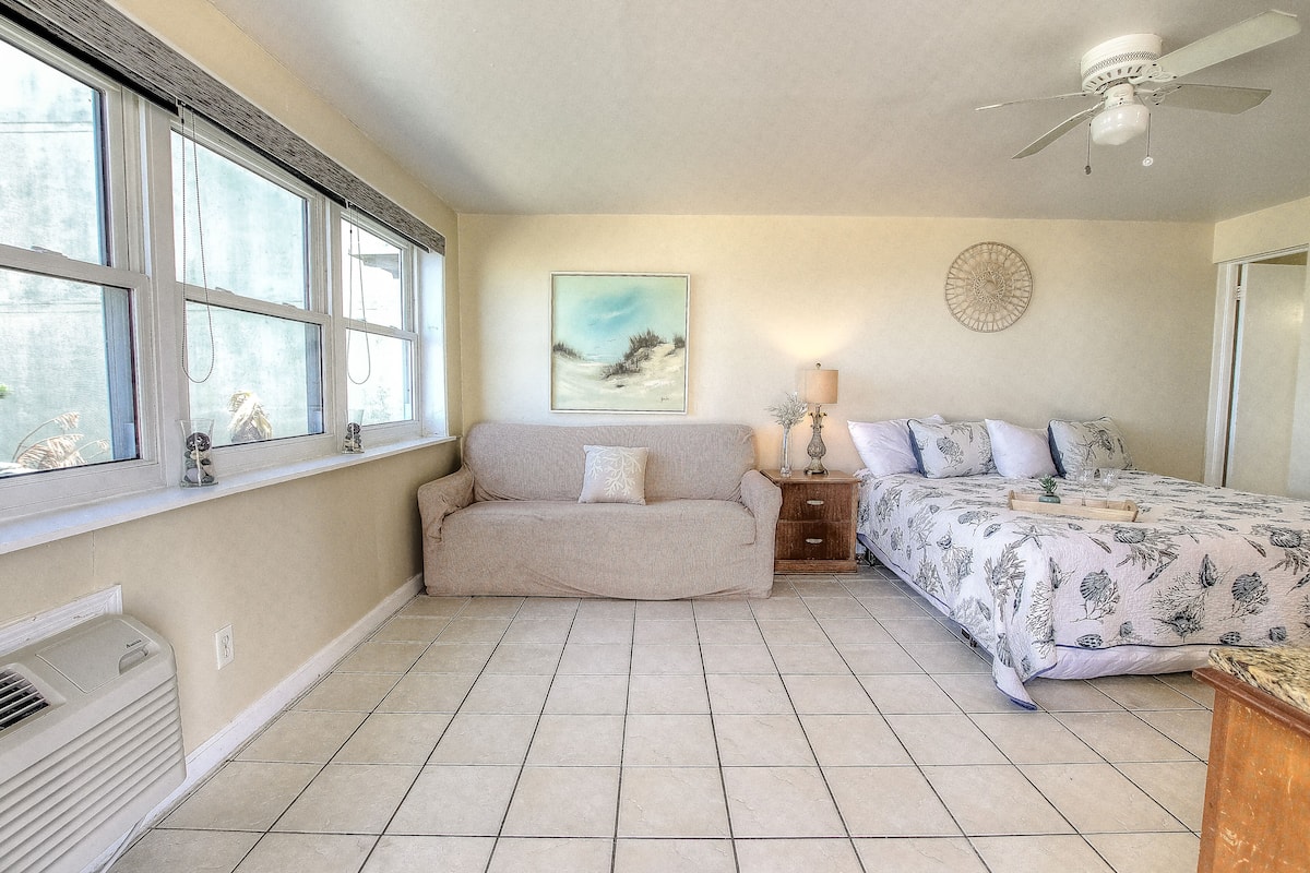 Klassieke studio suite, 1 kingsize bed met slaapbank, uitzicht op zee, aan zee | Een bureau, een laptopwerkplek, verduisterende gordijnen