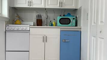 Deluxe Room, 1 King Bed, Kitchenette, Partial Ocean View | 1 bedroom, individually decorated, individually furnished, desk