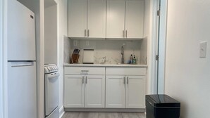 Familiekamer, Meerdere bedden, kitchenette, uitzicht op tuin | Een bureau, een laptopwerkplek, verduisterende gordijnen