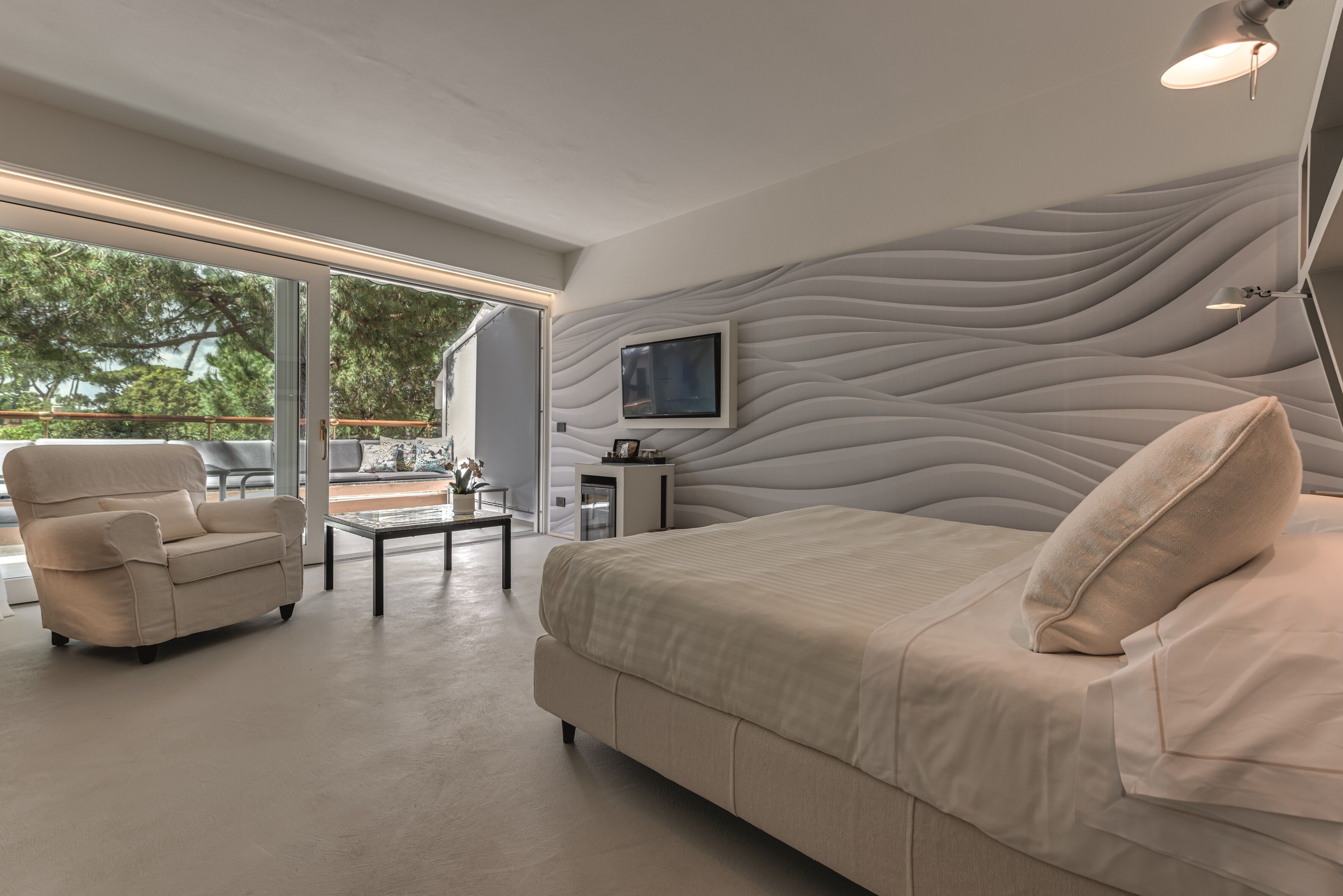 deluxe double or twin room | minibar, in-room safe, desk, blackout curtains