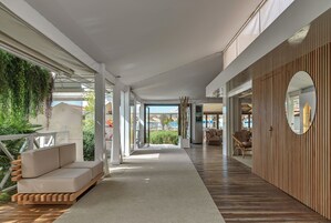 2 restaurantes; se sirve desayuno, almuerzo y cena; cocina italiana