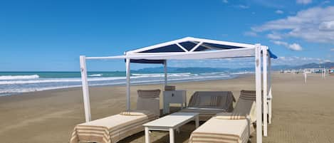 Private beach nearby, beach cabanas, sun loungers, beach towels