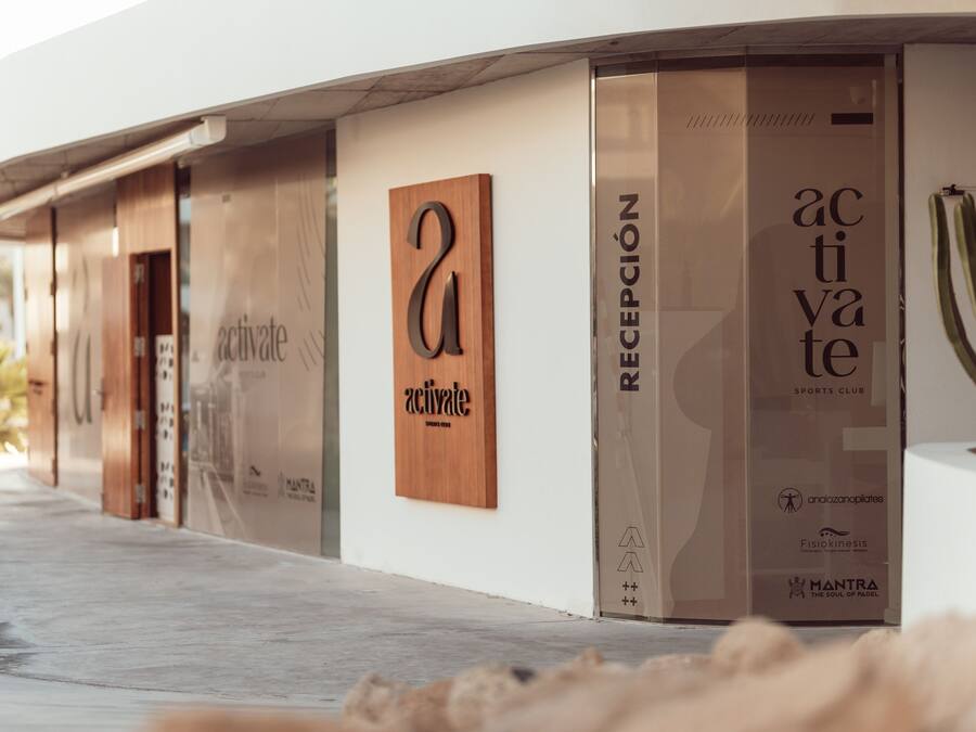 Fachada moderna de edificio con grandes paneles de madera que muestran la palabra "activate" y el nombre "activite".