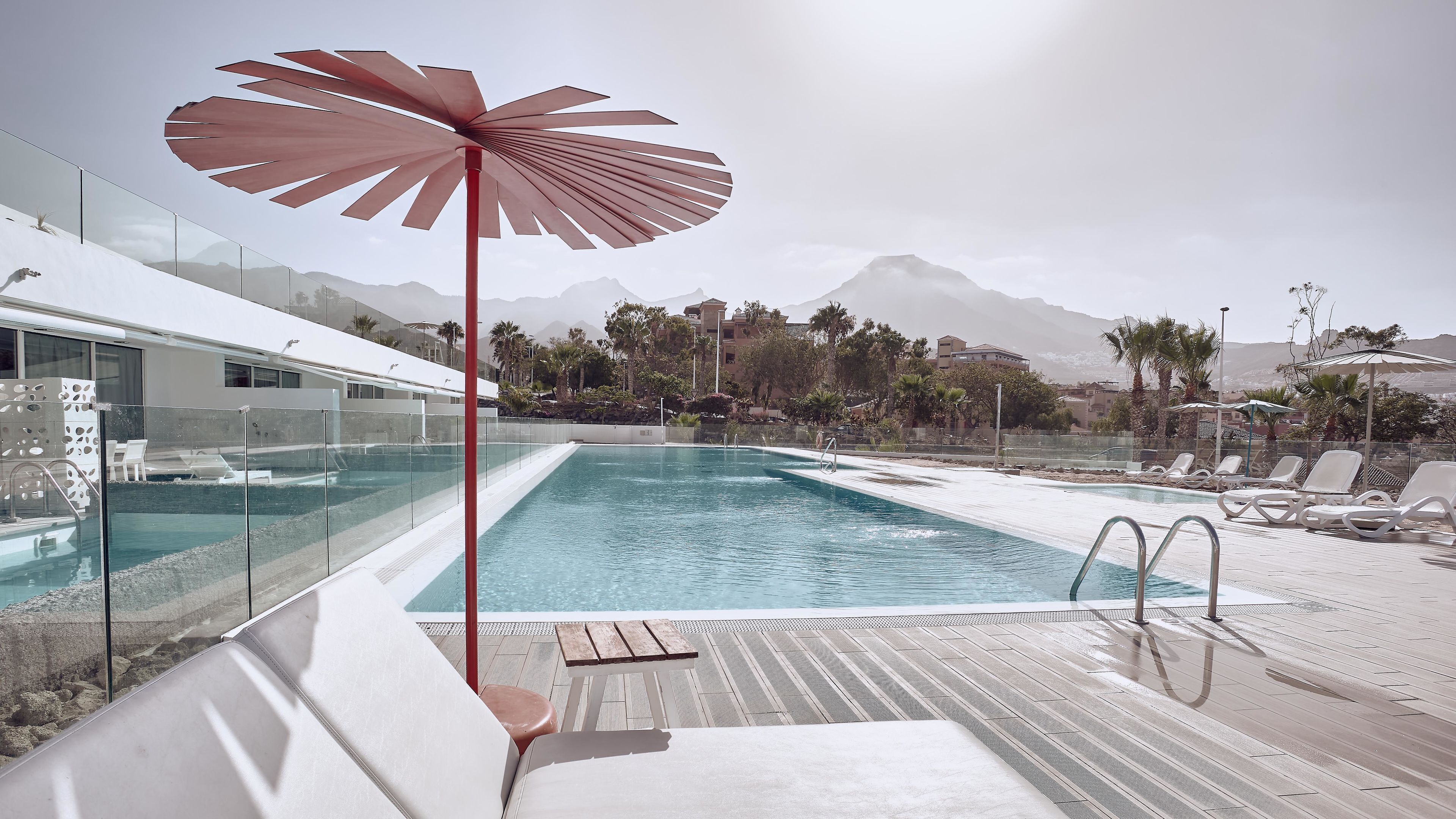 2 個室外泳池；10:00 至 19:00 開放；泳池傘、躺椅