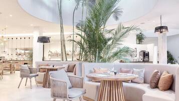 4 restaurants; breakfast, lunch, and dinner served