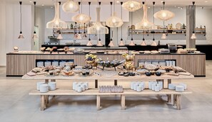 4 restaurantes; se sirve desayuno, almuerzo y cena
