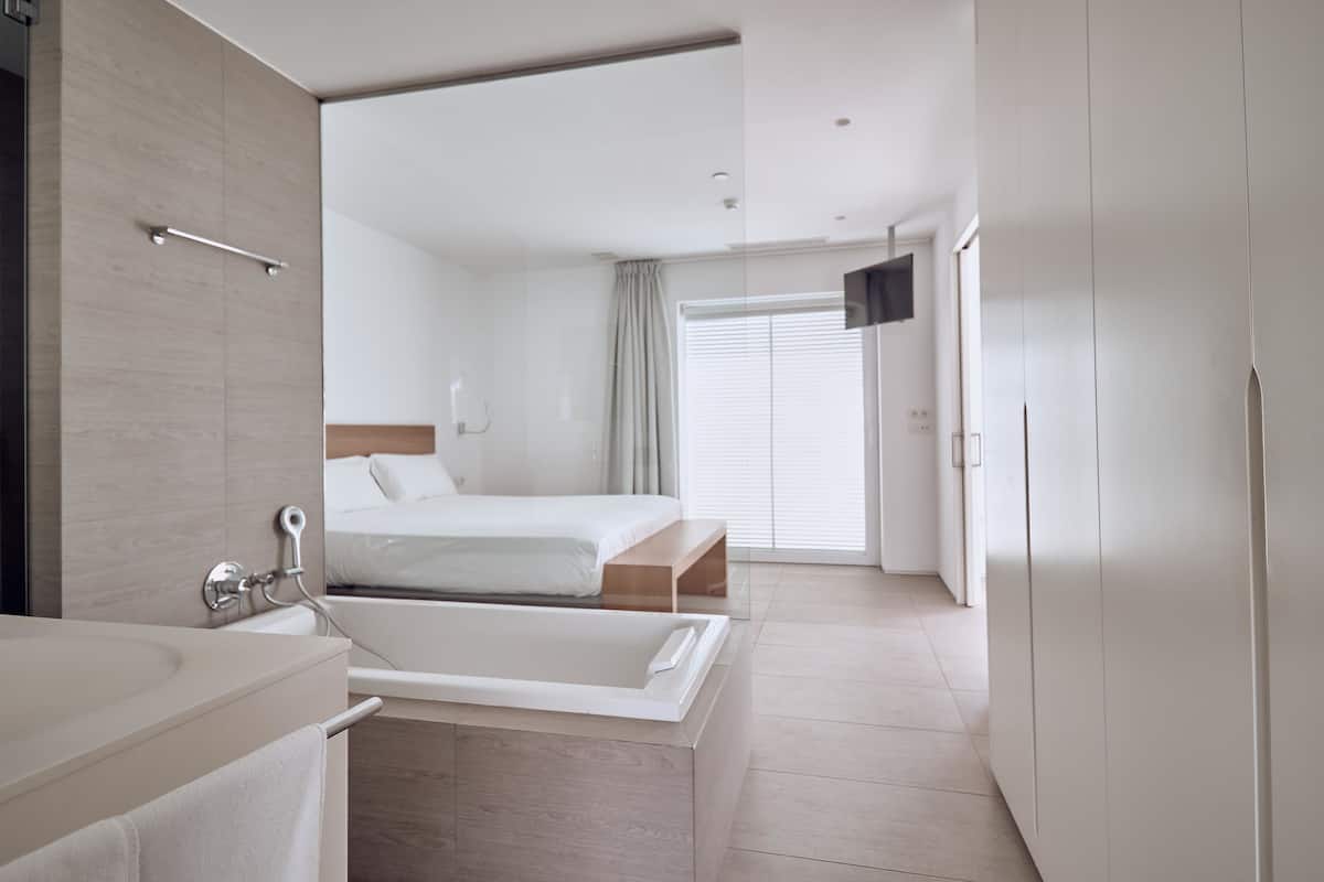 1 bedroom, premium bedding, in-room safe, individually decorated