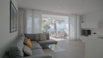 Suite, 2 habitaciones, bañera de hidromasaje, vistas al mar (Serenity Lago) | Zona de estar | Una televisión de plasma, suelo radiante