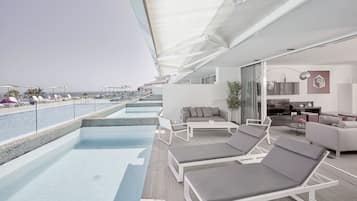 2 albercas al aire libre, sombrillas en la alberca y camastros